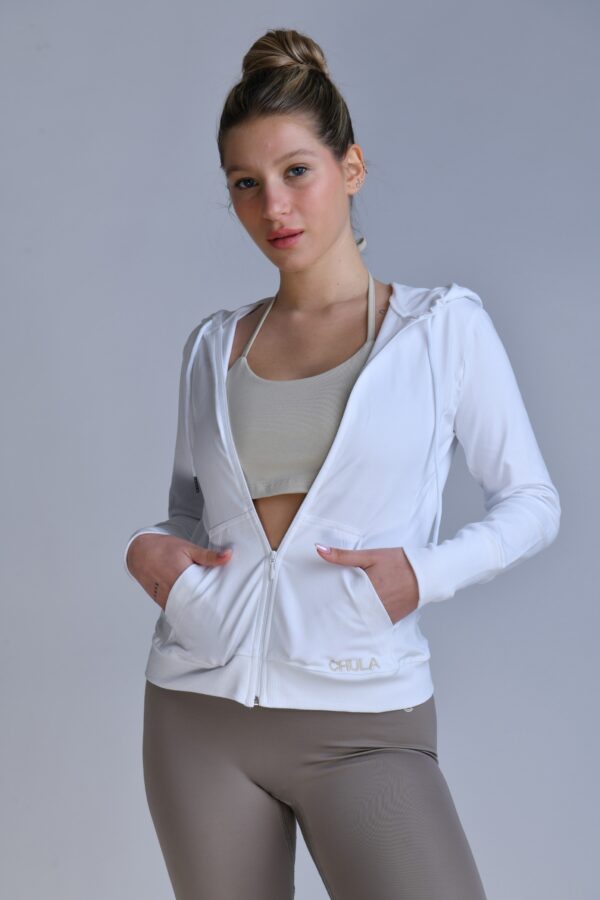 קפוצ׳ון Fit לוגו רקום - לבן