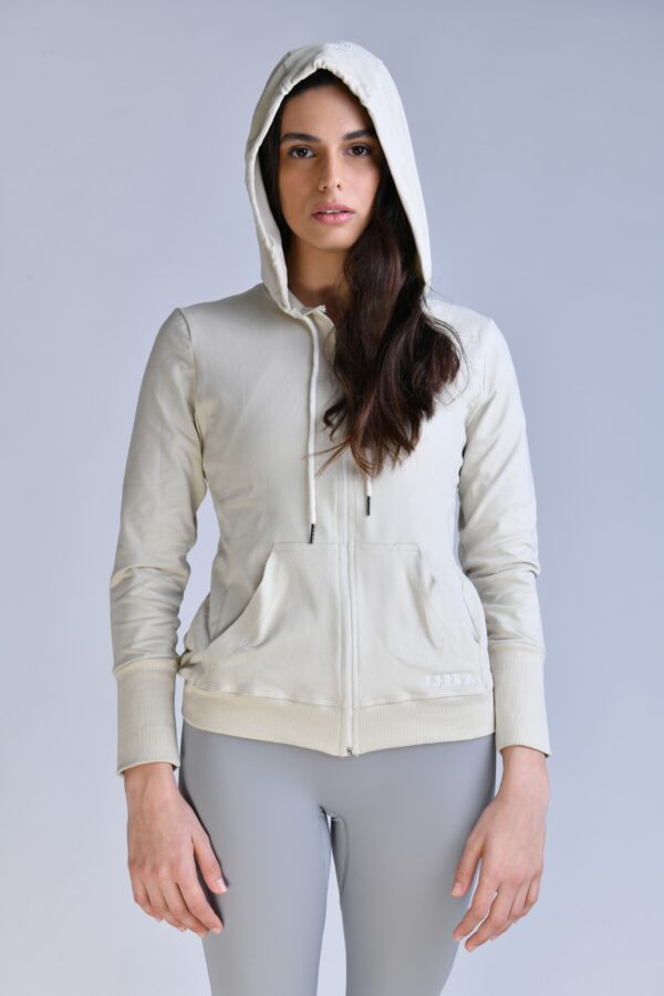 קפוצ׳ון Fit לוגו רקום - לבן שקד